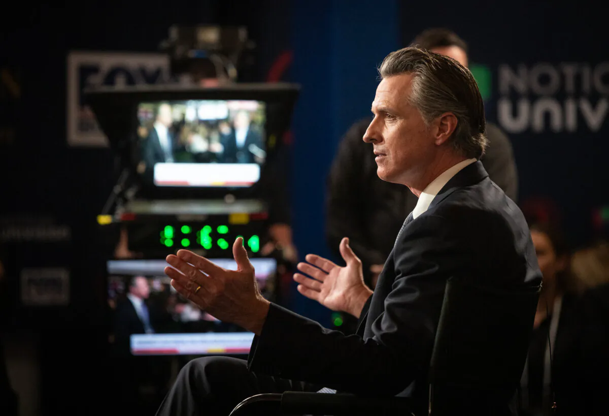 California Governor Gavin Newsom speaks with Fox News host Sean Hannity in Simi Valley, Calif., on September 27, 2023. (John Fredricks/The Epoch Times)