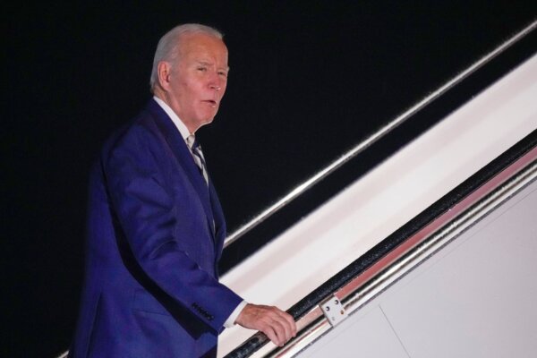 id5514461-biden-leaves
