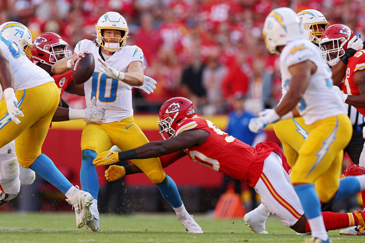 Mahomes Throws for 424 Yards and 4 TDs, Kelce Has Big Day as Chiefs Beat  Chargers 31–17