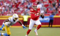Mahomes Throws for 424 Yards and 4 TDs, Kelce Has Big Day as Chiefs Beat Chargers 31–17