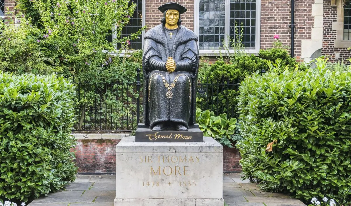 The statue of Thomas More, by Leslie Cubitt Bevis, in front of Chelsea Old Church (or All Saints), in Cheyne Walk, Chelsea, London, UK. (Kiev.Victor/Shuttestock)
