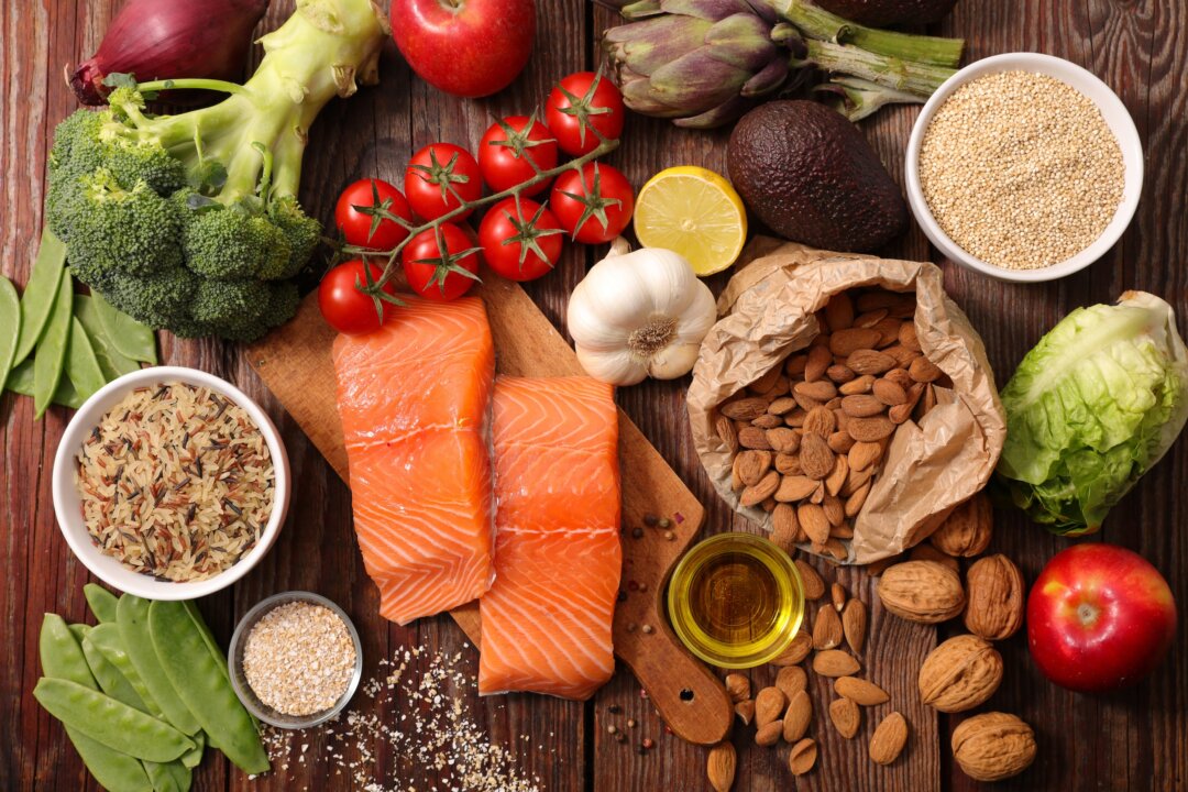 Healthy foods, including whole fruits and vegetables, offer nutrients that can help the body detoxify itself of heavy metals.