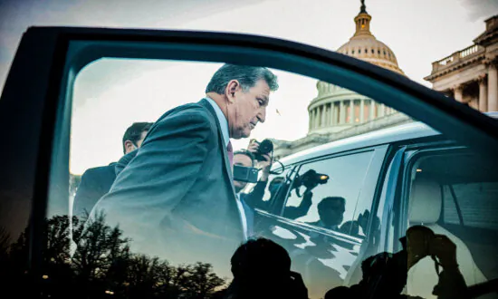 Manchin’s Retirement From Senate Sparks Rumors of a Third-Party Presidential Run