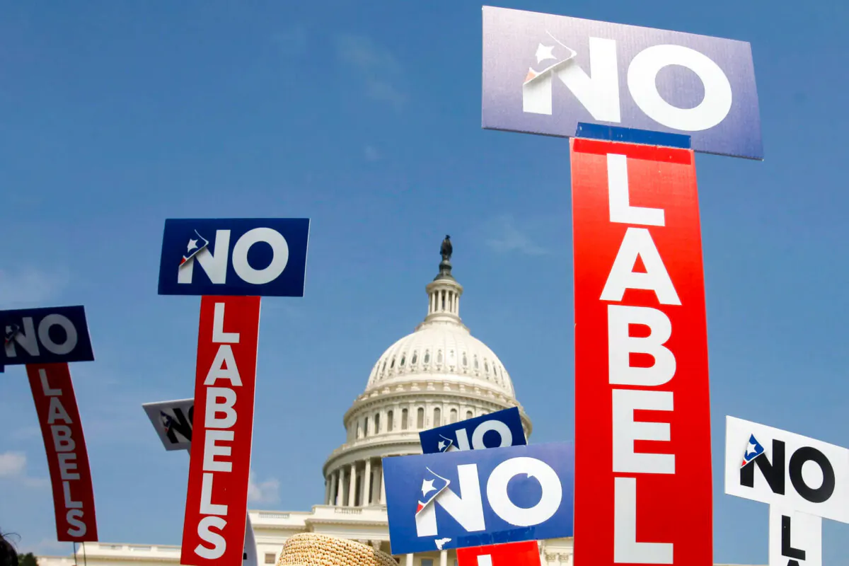 People with the group No Labels hold signs during a rally on Capitol Hill in Washington, July 18, 2011. More than 15,000 people in Arizona have registered to join a new political party floating a possible bipartisan “unity ticket” against Joe Biden and Donald Trump. (File Photo)