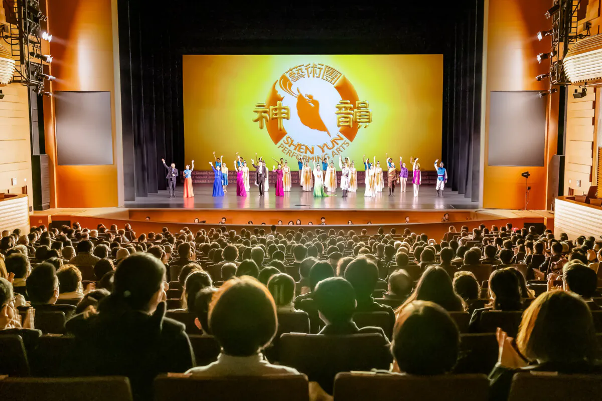 Shen Yun Performing Arts World Company’s curtain call at the National Theater of Korea in Seoul, South Korea, on Feb. 19, 2023. (Kim Guk-hwan/The Epoch Times)