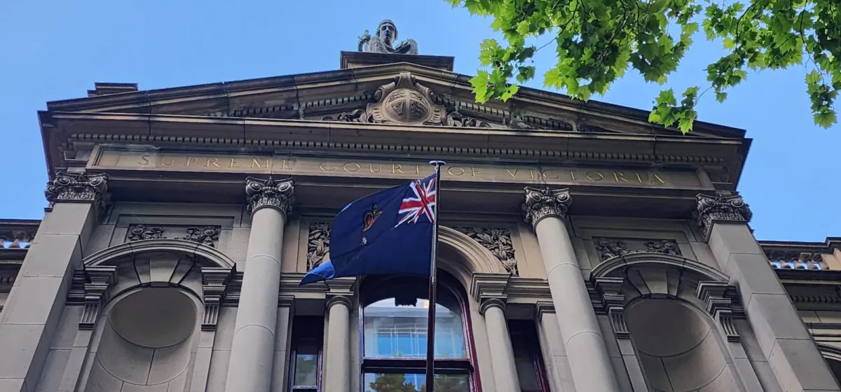 An Australian flag flies at the Supreme Court of Victoria in Melbourne, Australia, on Oct. 27, 2023. (Melanie Sun/Susan Mortimer/The Epoch Times)