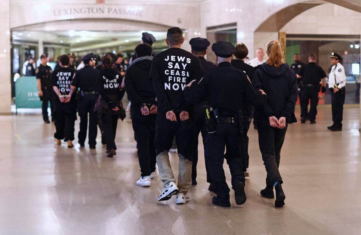 protesters at grand central terminal