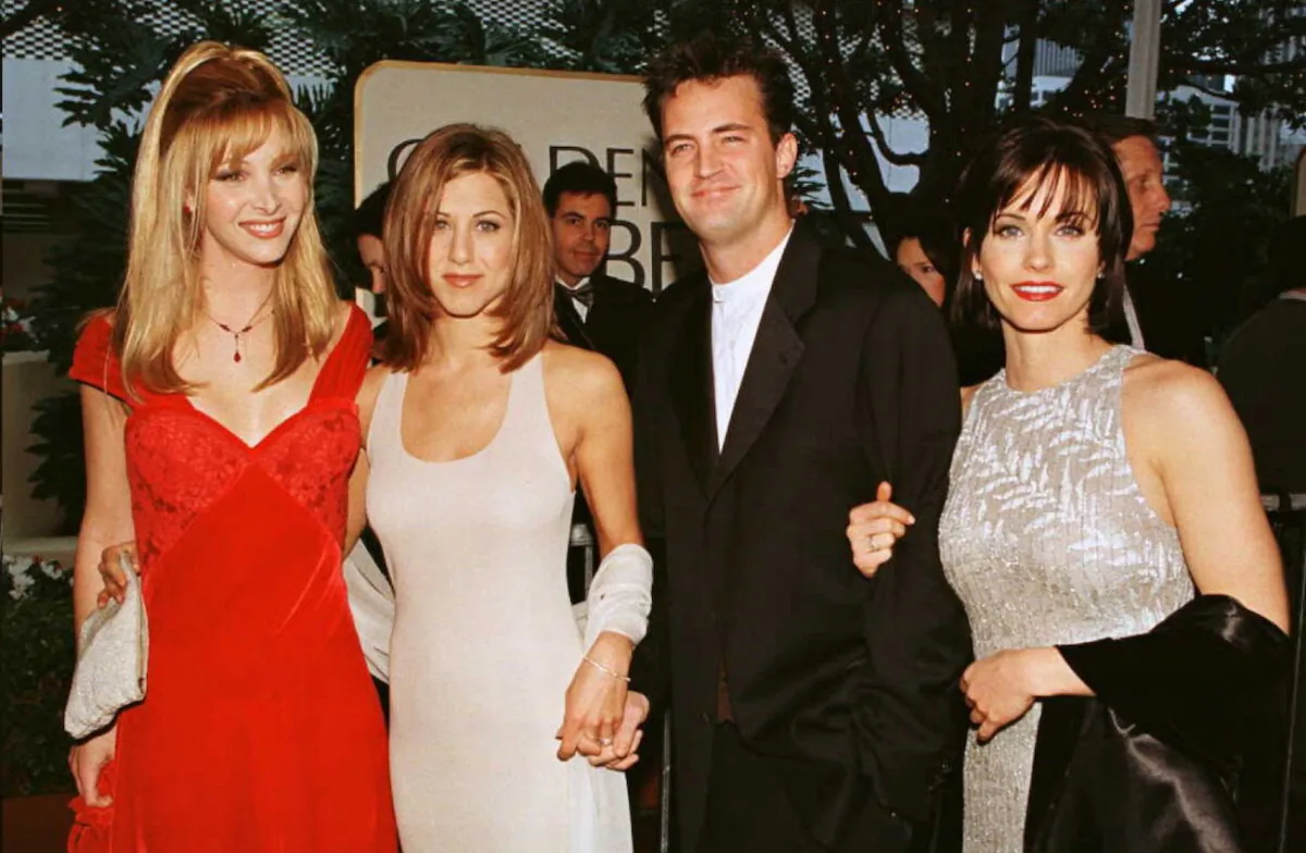 (L–R) The cast of TV show "Friends" Lisa Kudrow, Jennifer Aniston, Matthew Perry, and Courteney Cox at the 53rd Annual Golden Globe Awards in Beverly Hills on Jan. 21, 1996. (Mike Nelson/AFP via Getty Images)