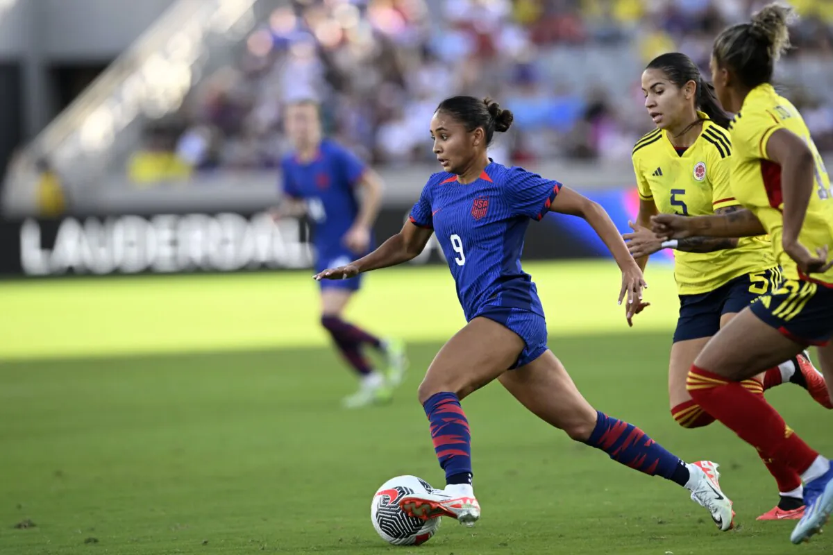 United States forward Alyssa Thompson (9) dribbles past Colombia midfielder Lorena Bedoya (5) and defender Jorelyn Carabalí,  iduring the second half of an international friendly soccer match in San Diego on Oct. 29, 2023. (Alex Gallardo/AP Photo)