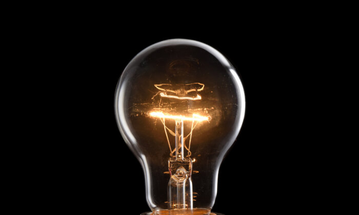 Lighting the World: The Ingenuity of Thomas Edison’s Light Bulb (Infographic)