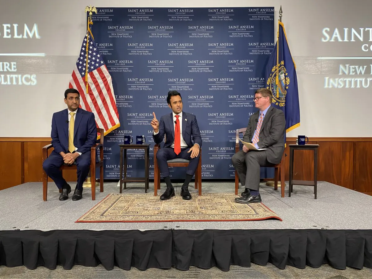GOP Presidential candidate Vivek Ramaswamy holds an unusual one-on-one debate in New Hampshire with California Democratic Congressman Ro Khanna (Alice Giordano/The Epoch Times)
