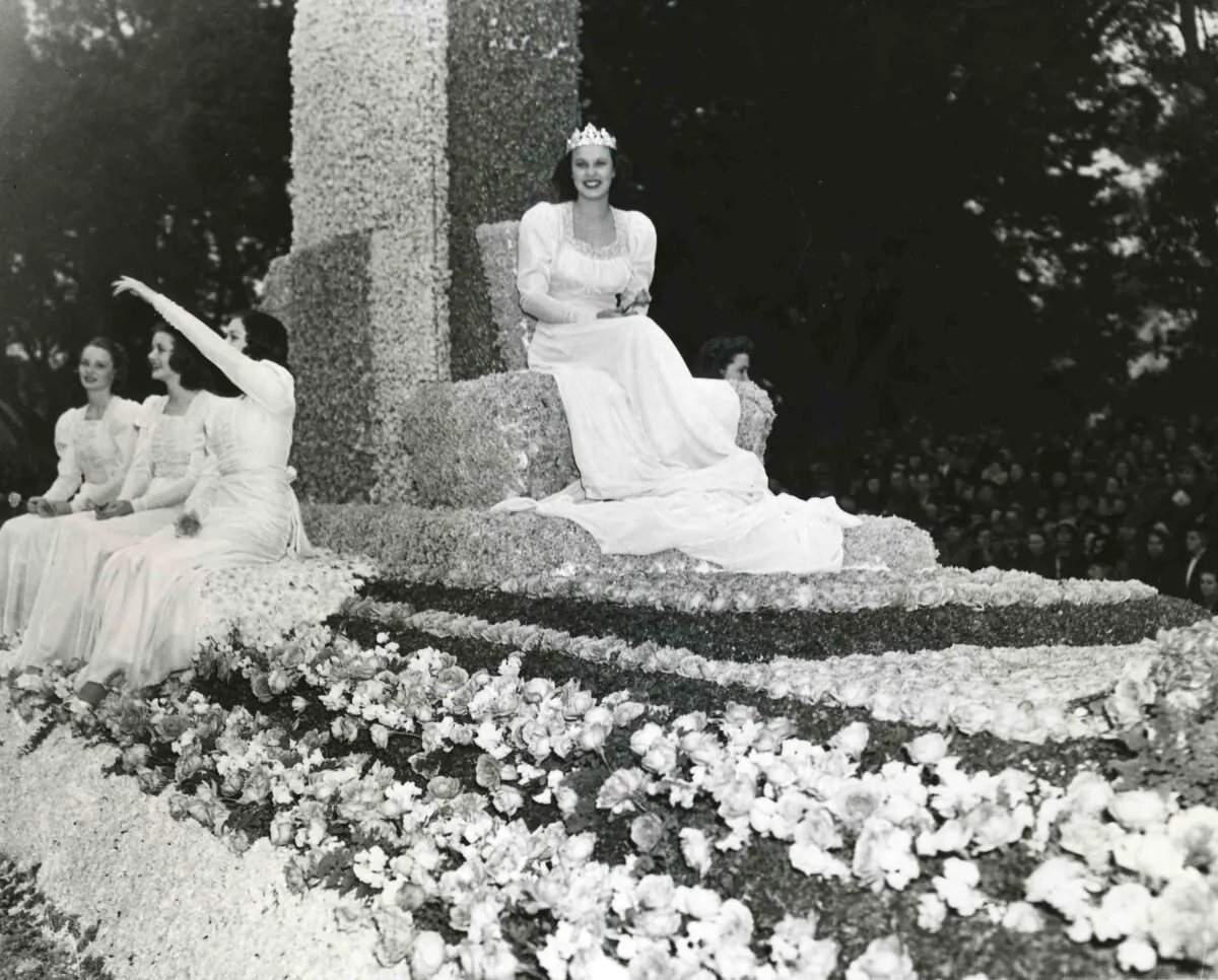 This photo provided by the Pasadena Tournament of Roses shows Margaret Huntley Main riding the parade float as the Rose Queen for the Pasadena Tournament of Roses in 1940. (Pasadena Tournament of Roses via AP)