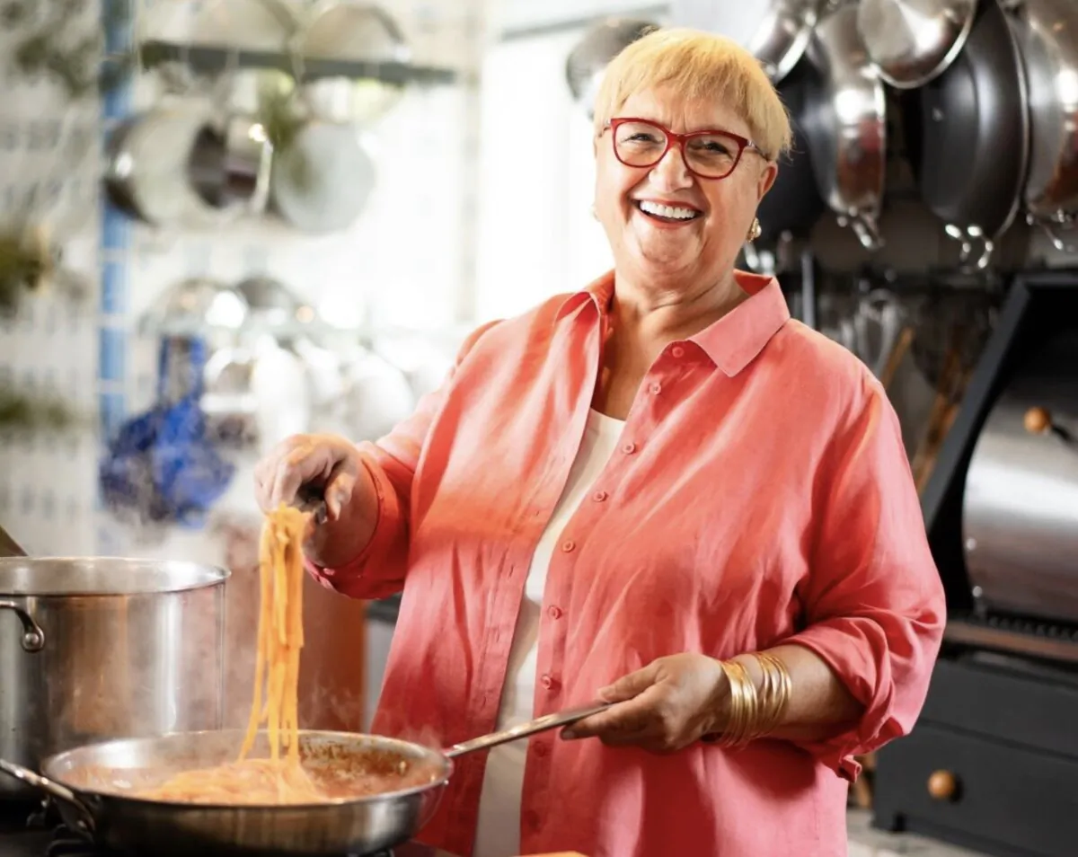 Chef Lidia
Bastianich cooks
up a quick pasta at
her home in Queens,
New York. (Samira Bouaou for American Essence)