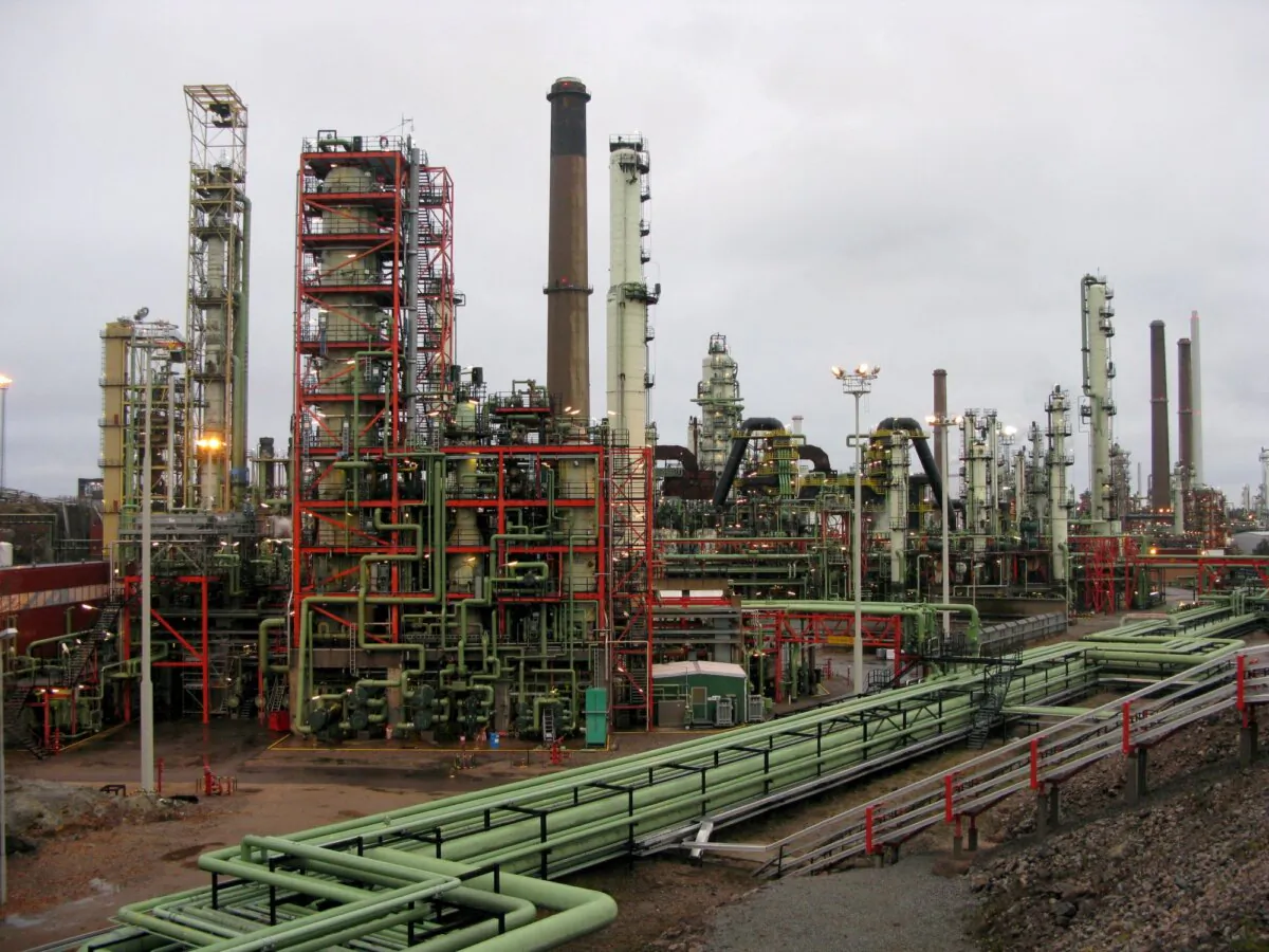 General view of Neste's oil refinery, with a total refining capacity of about 13.5 million tonnes per year, in Porvoo, southern Finland, on Nov. 17, 2015. (Jussi Rosendahl/Reuters)