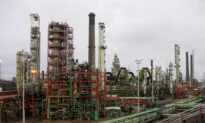 Oil Heads for Weekly Loss as Geopolitical Risk Premium Wanes