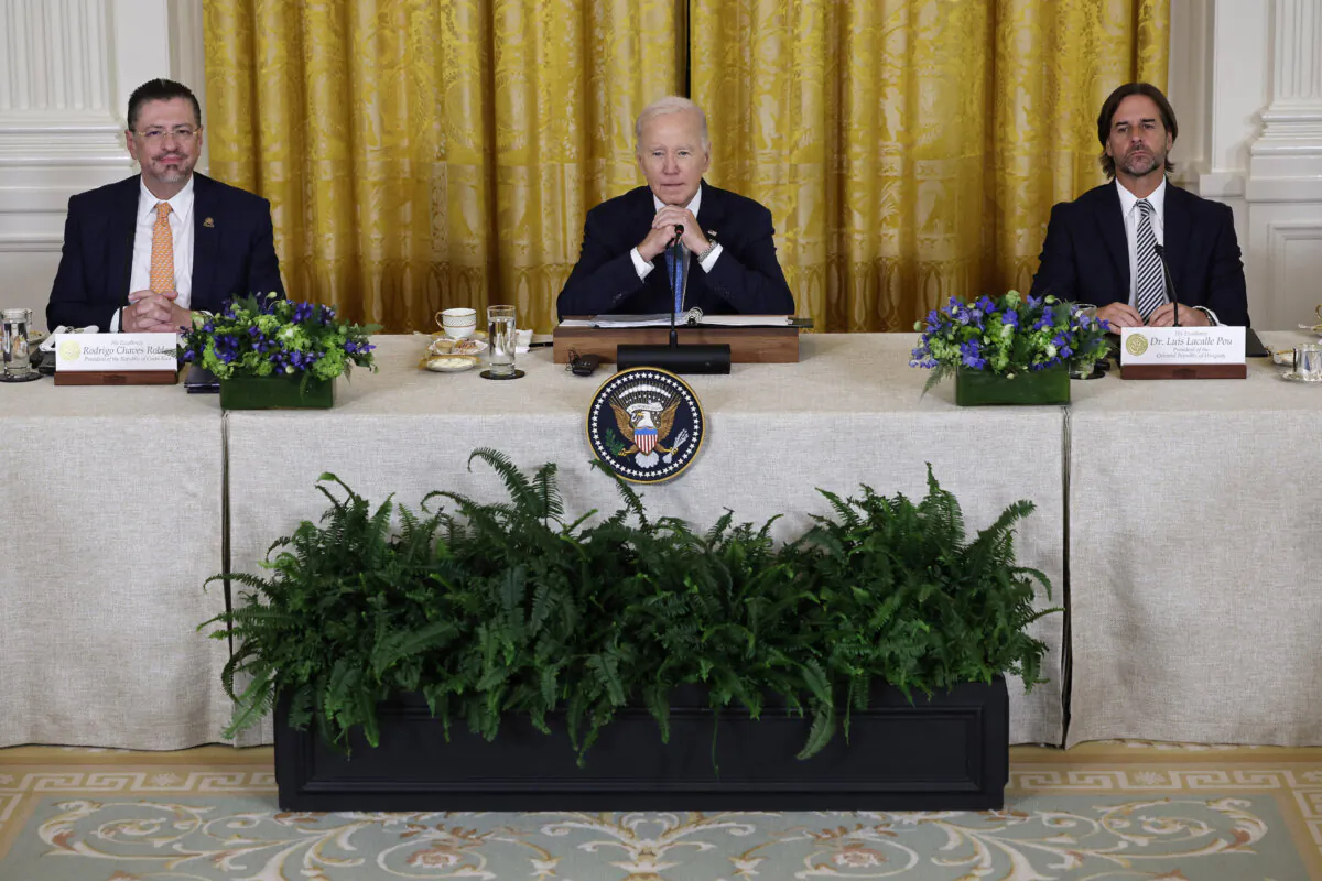  (L-R) Costa Rican President Rodrigo Chaves Robles, U.S. President Joe Biden, Uruguayan President Luis Lacalle Pou, and other leaders attend the plenary session of the inaugural Americas Partnership for Economic Prosperity Leaders' Summit in the East Room of the White House in Washington, on Nov. 3, 2023. (Chip Somodevilla/Getty Images)
