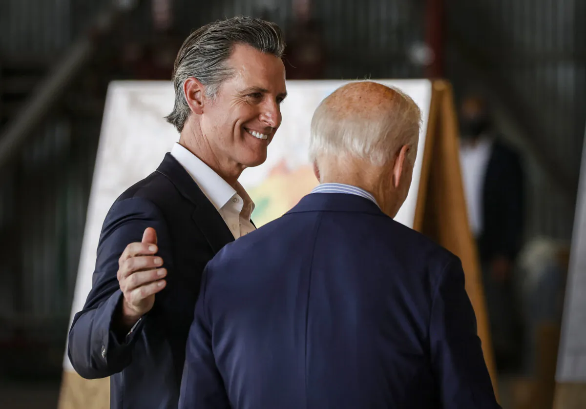 California Gov. Gavin Newsom (L) walks with U.S. President Joe Biden after delivering remarks to reporters in Mather, Calif., on Sept. 13, 2021. (Justin Sullivan/Getty Images)