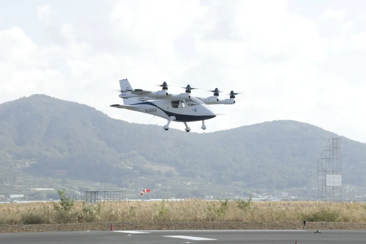 South Korean UAM aircraft OPPAV is in a test flight at a demonstration base in Goheung County, the Jeollanam-do Proince, South Korea, on Nov. 3, 2023. (Kim Myung-kuk/The Epoch Times)