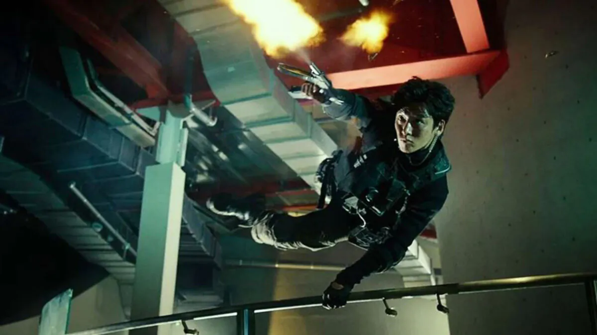 Kwon Yu’s (Ji Chang-wook) video game life is quite thrilling, in “Fabricated City” (CJ Entertainment)