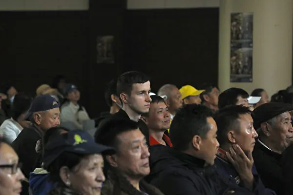 Australians Touched by the Awakening of 400 Million Chinese People
