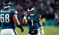 Jalen Hurts Shakes Off Knee Injury and Leads Eagles Past Cowboys 28–23 for NFL Best 8–1 Mark
