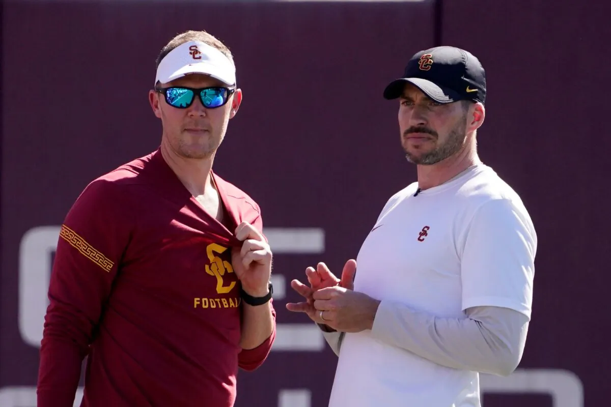 Southern California head coach Lincoln Riley, (L), talks with defensive coordinator Alex Grinch during an NCAA college football practice, in Los Angeles on March 24, 2022. (Mark J. Terrill/AP Photo)
