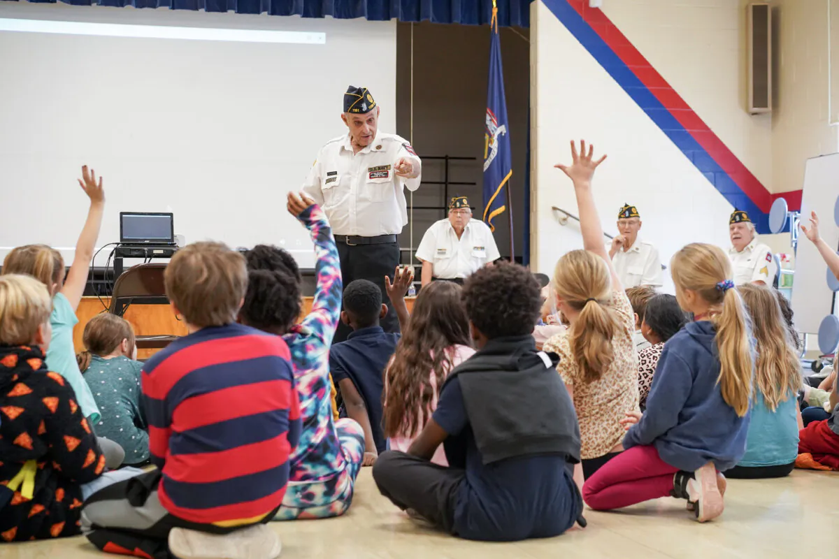 Barry Schnipper quizzed kids during a patriotism program at Circleville Elementary School in Circleville, N.Y., on Nov. 6, 2023. (Cara Ding/The Epoch Times)