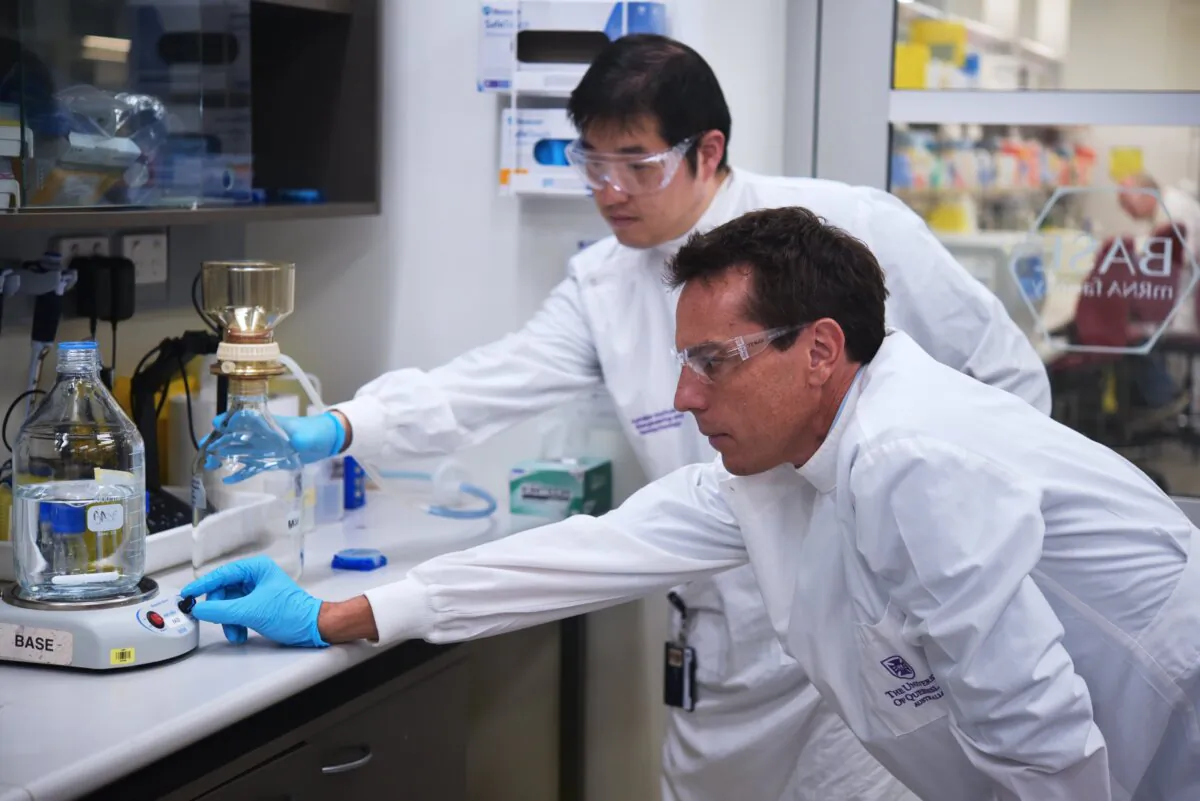 Associate Professor Tim Mercer And Researcher Dae Jong Han-min. (University of Queensland)