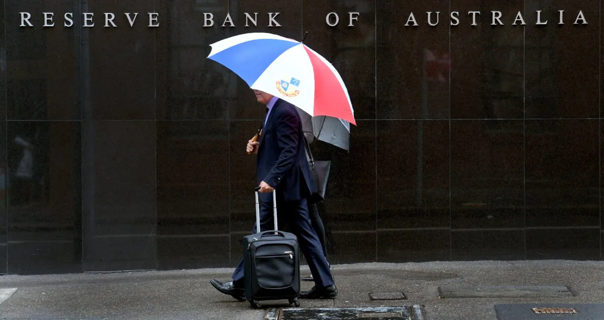 Two people walk past the Reserve Bank of Australia in Sydney, Australia, on March 7, 2017. (William West/AFP via Getty Images)