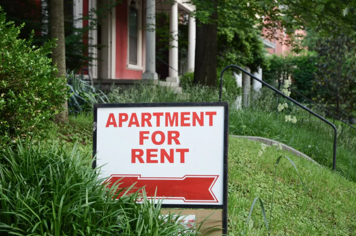 An 'Apartment For Rent' sign displayed on a residential street. (Shutterstock)