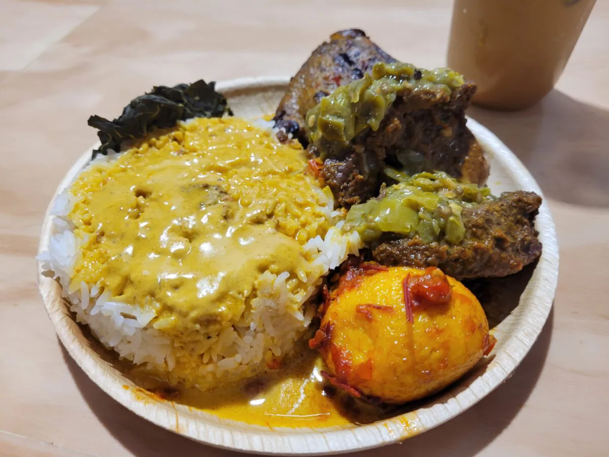 Indonesian nasi padang served by the food vendor Dapoer Ngebul at an Indonesian bazaar in San Francisco on May 20, 2023. (Jason Blair/The Epoch Times)
