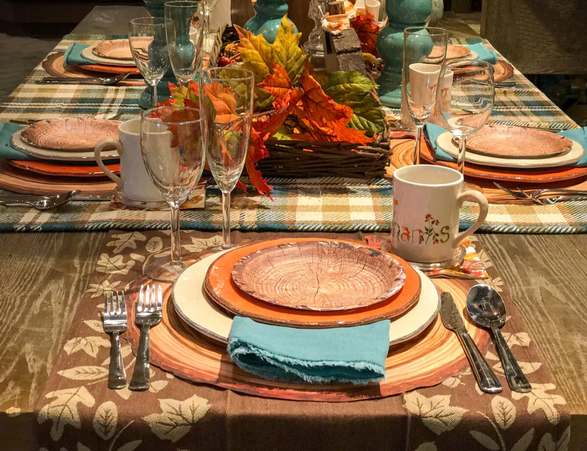 Thanksgiving decor lends itself to warm, earthy colors with the glow of candles and warm feelings. (Dreamstime/TNS)