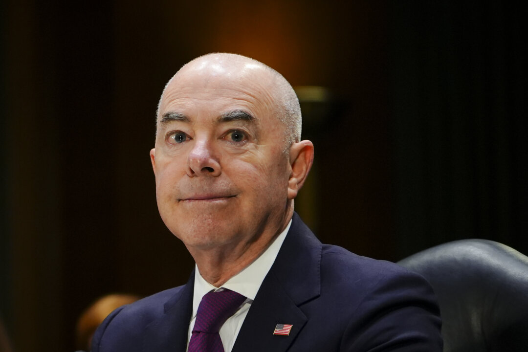 dhs-secretary-admits-over-70-percent-of-illegal-immigrants-are-being