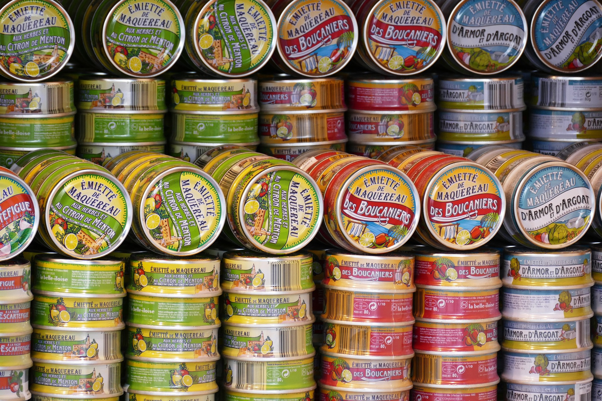 Canned foods are an excellent choice for emergency kitchen meals since they can be stored at room temperature and are ready to eat. (heberhard/pixabay)