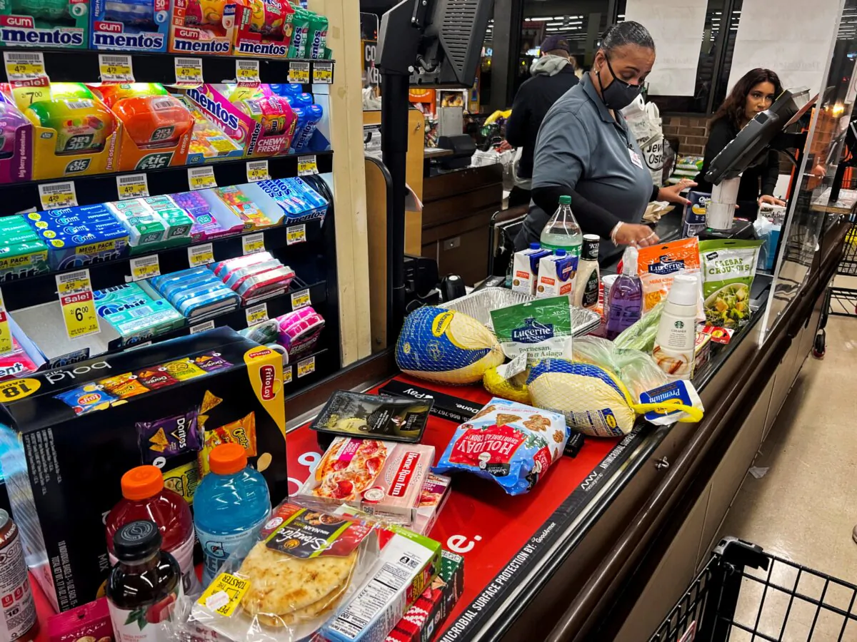 A cashier charges products at a supermarket ahead of the Thanksgiving holiday in Chicago, Ill., on Nov. 22, 2022. (Jim Vondruska /Reuters)