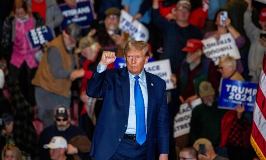 Veterans Flock to See Trump in NH, Agree GOP Leadership Failing Party