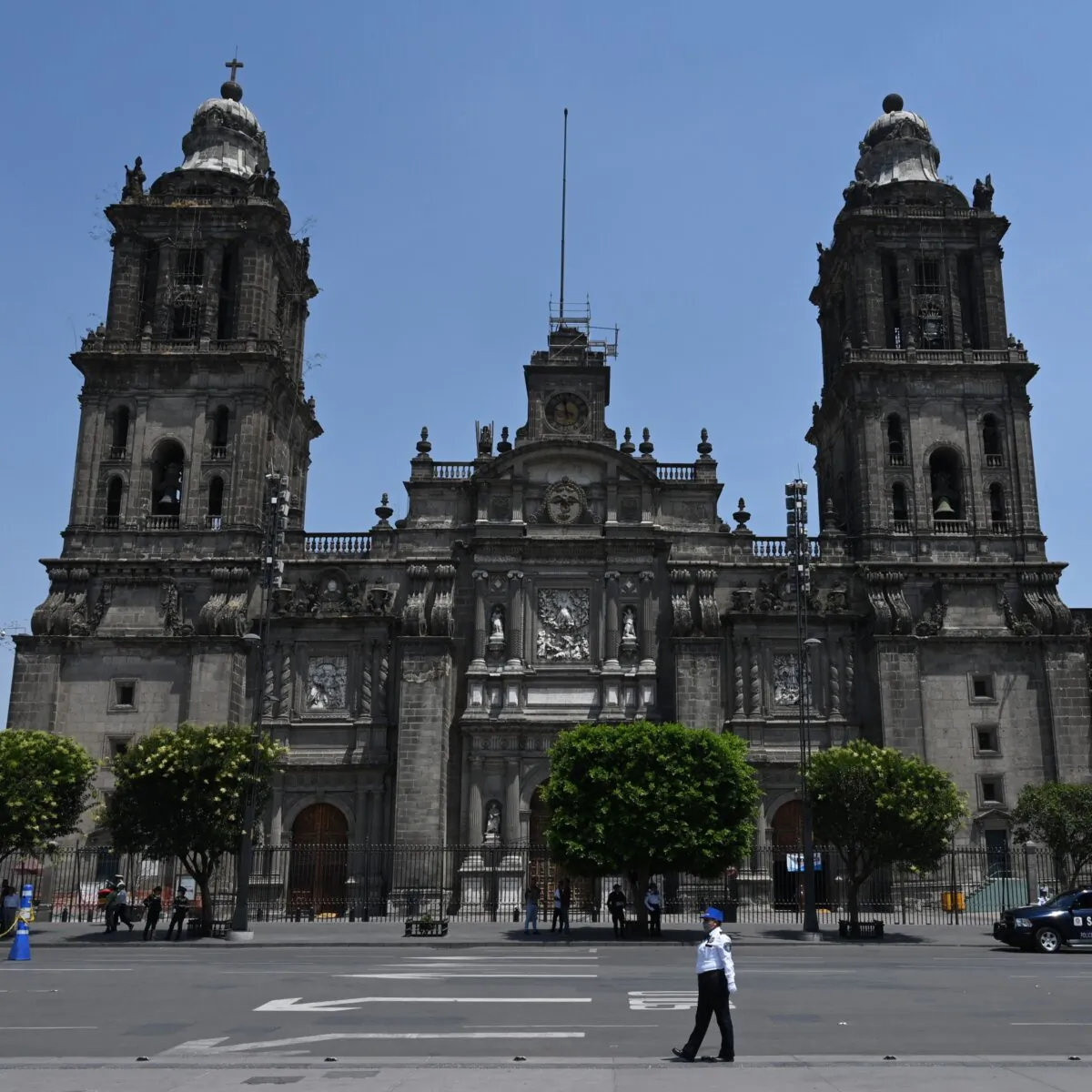 Police officers stand guard in front of the Metropolitan Cathedral in Mexico City on March 31, 2020. (Rodrigo Arangua/AFP via Getty Images)