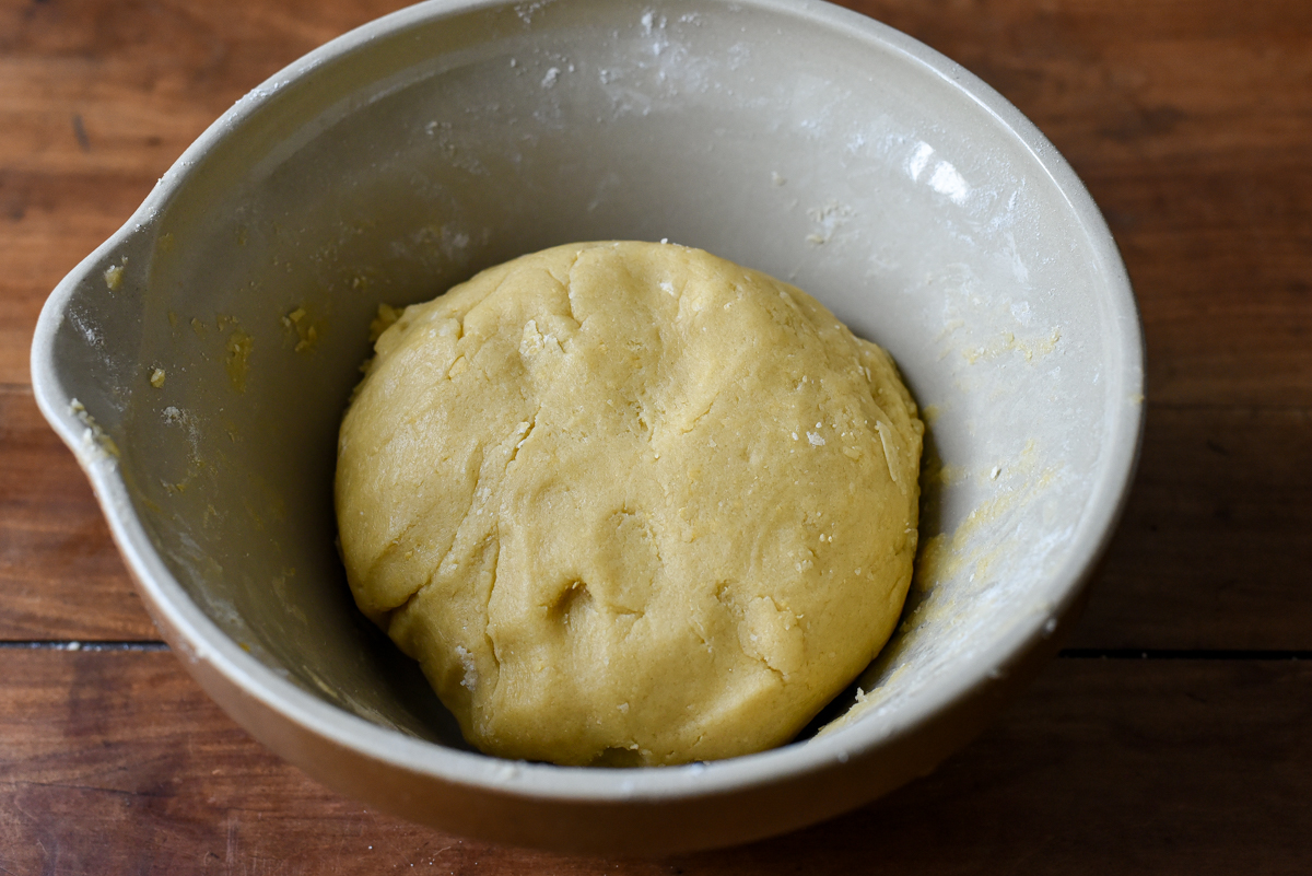 Be careful not to overwork the dough, to ensure the crust is tender and crumbly. (Audrey Le Goff)