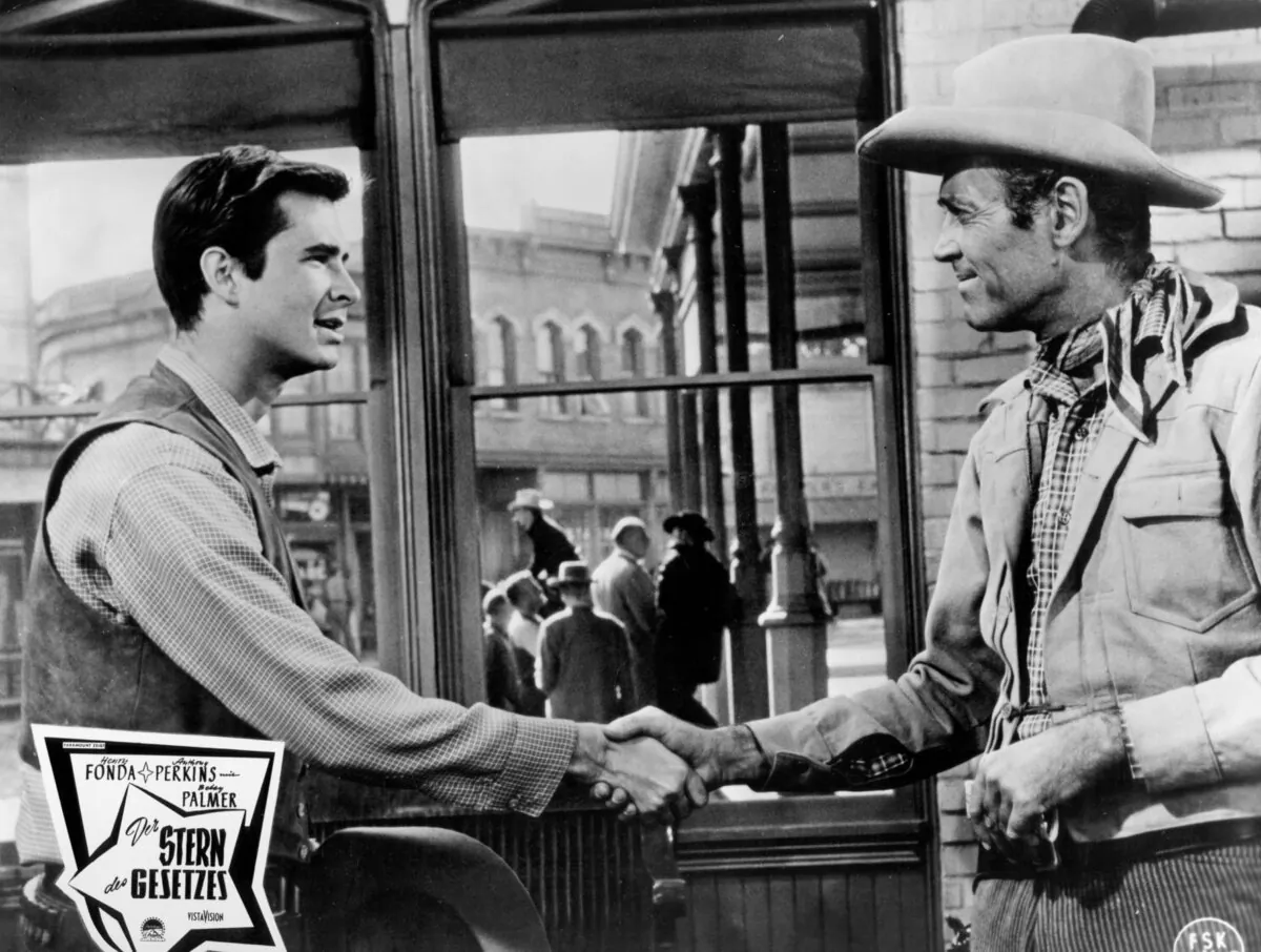 Ben Owens (Anthony Perkins, L) and Morgan Hickman (Henry Fonda), in "The Tin Star." (MovieStillsDB)