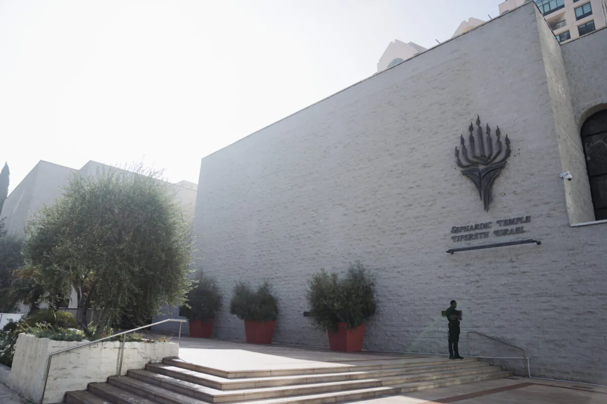A security guard stands watch in front of a synagogue in Los Angeles on Oct. 9, 2023. (Eric Thayer/Getty Images)