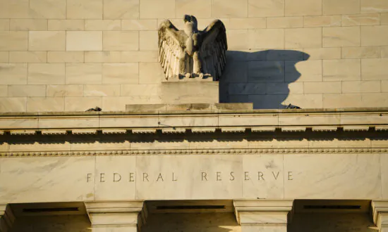US Dollar Declines After Fed Meeting Fails to Clarify Rate Cuts
