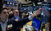 Wall Street Opens Lower Ahead of Powell’s Remarks