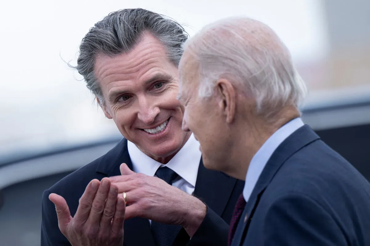 President Joe Biden (R) talks with California Gov. Gavin Newsom after disembarking Air Force One at San Francisco International Airport on Nov. 14, 2023, as he arrives in California to attend the Asia-Pacific Economic Cooperation (APEC) leaders’ week. (Brendan Smialowski/AFP via Getty Images)