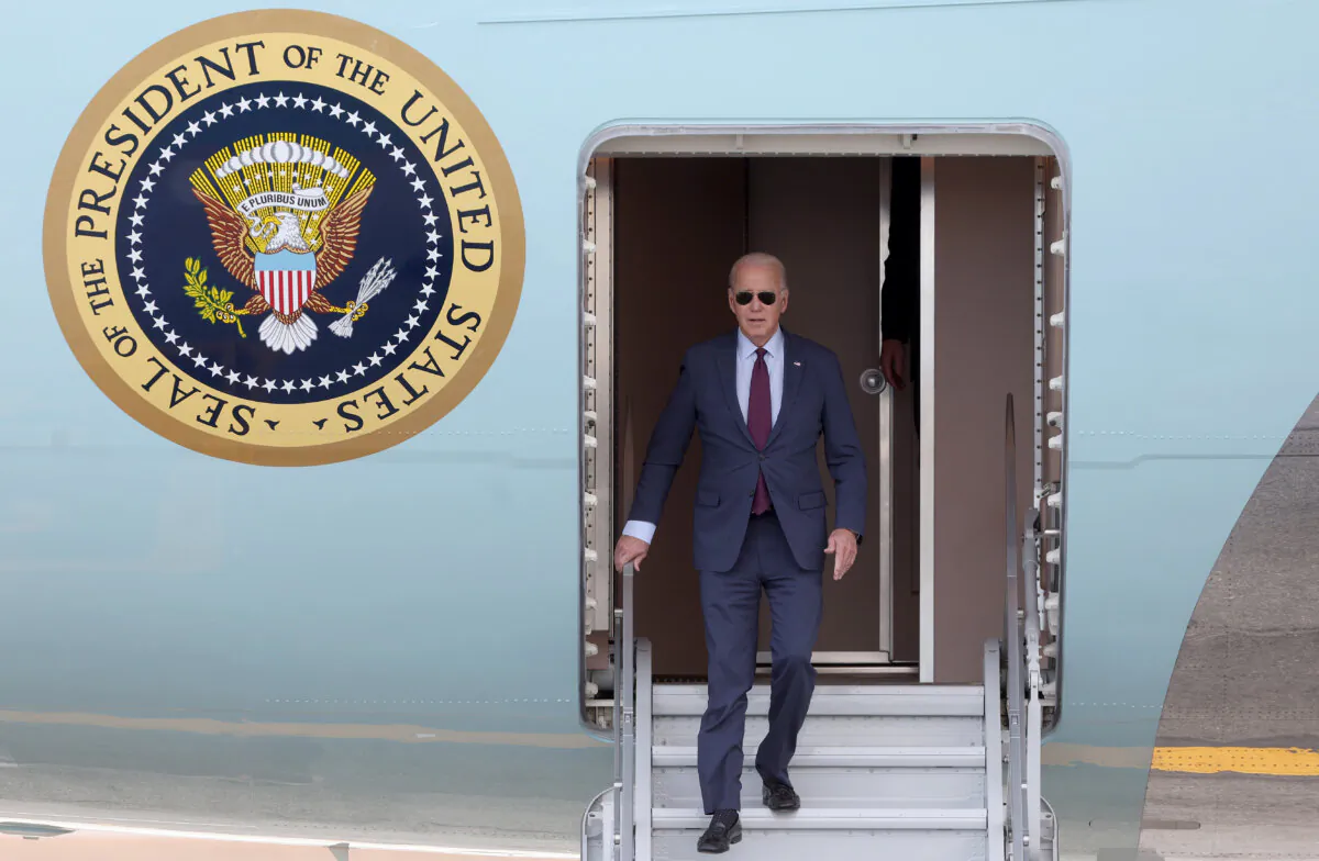 U.S. President Joe Biden arrives at San Francisco International Airport ahead of the APEC summit in San Francisco, Calif., on Nov. 14, 2023. (Justin Sullivan/Getty Images)