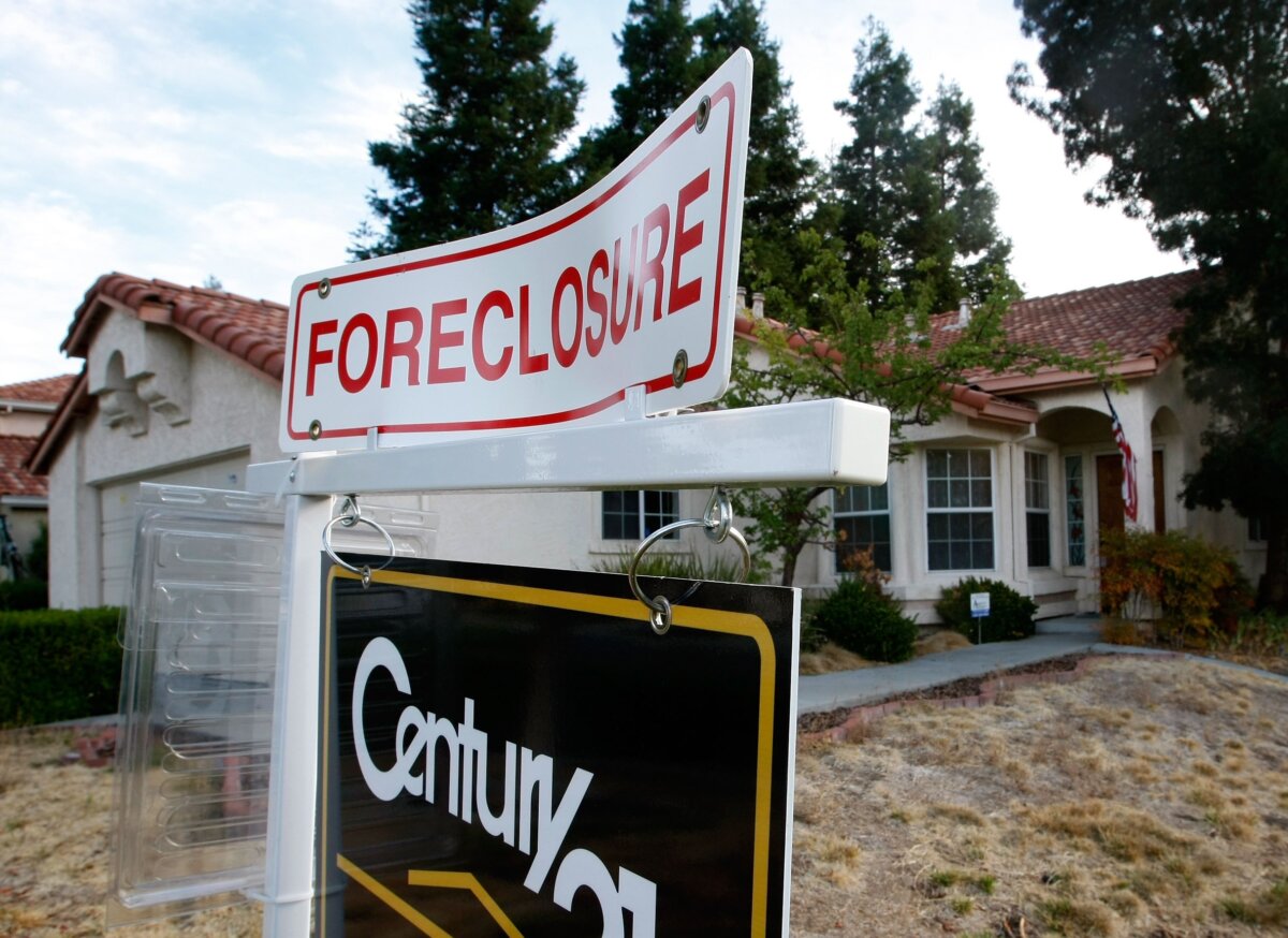 A foreclosure sign is seen in front of a home in Antioch, Calif., on Oct. 15, 2007. (Justin Sullivan/Getty Images)