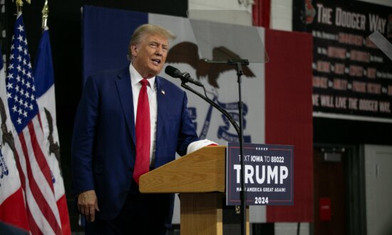 Iowa Crowd Cheers Nearly Nonstop as Trump Seeks to 'Wrap Up' GOP Primary