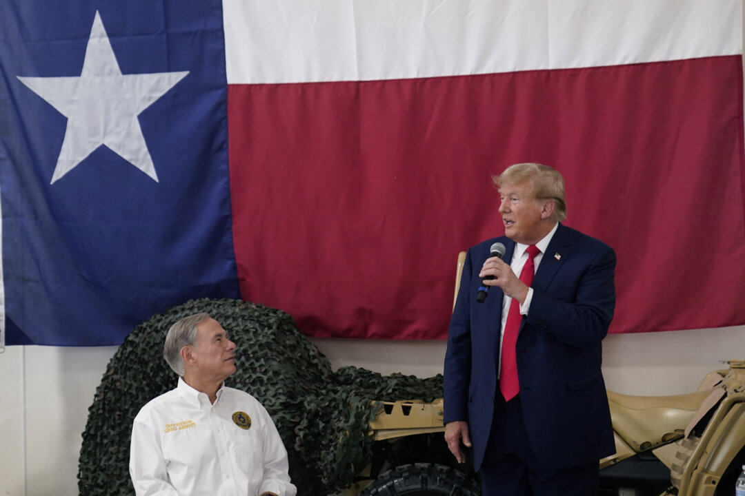 Trump Visits US–Mexico Border as Texas Governor Endorses Him | The ...