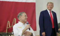 Texas Gov. Abbott Endorses Trump After Former President’s US–Mexico Border Visit