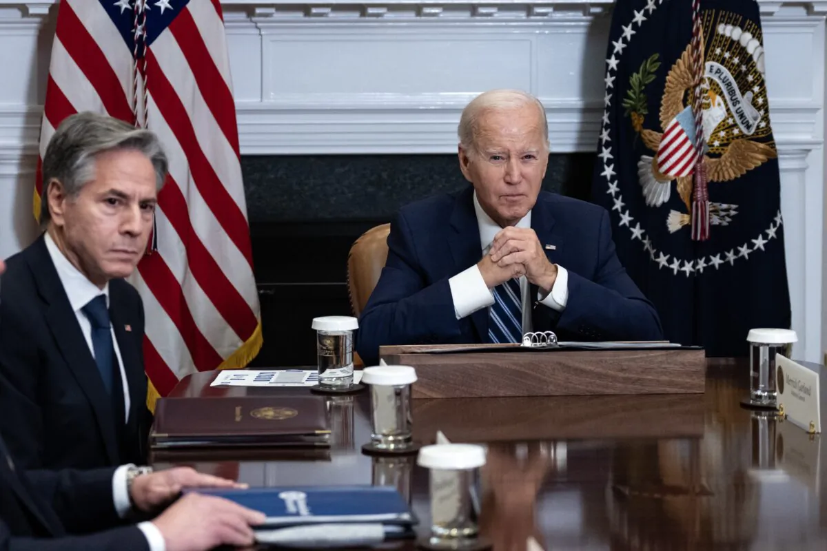  (L-R) Secretary of State Antony Blinken looks on as U.S. President Joe Biden speaks during a meeting about countering the flow of fentanyl into the United States, in the Roosevelt Room of the White House in Washington, on Nov. 21, 2023. (Drew Angerer/Getty Images)
