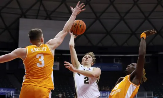 Loyer Scores 27, Purdue Pulls Away Late to Beat Tennessee 71–67 in Maui Invitational